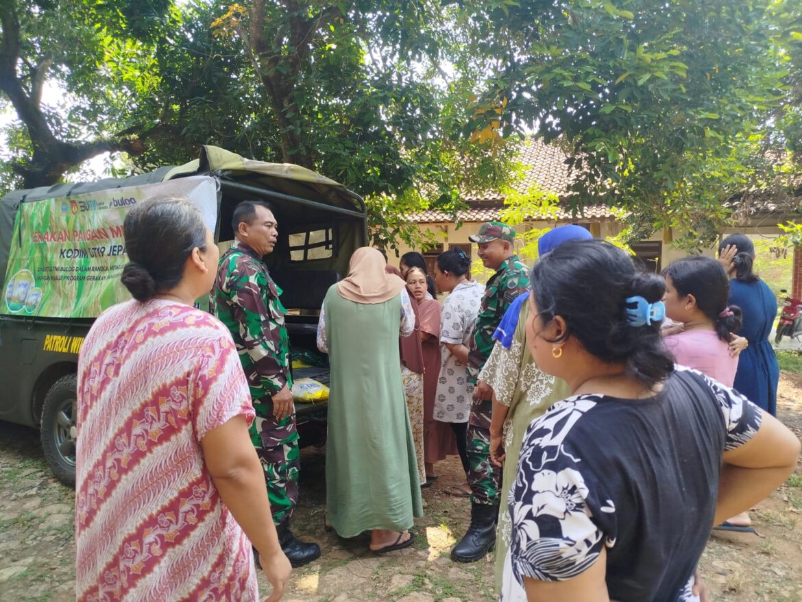 Bati Tuud Koramil 07/Bangsri Bersama Anggota Sinergikan Program Gerakan Pangan Murah di Kecamatan Kembang dan Bangsri