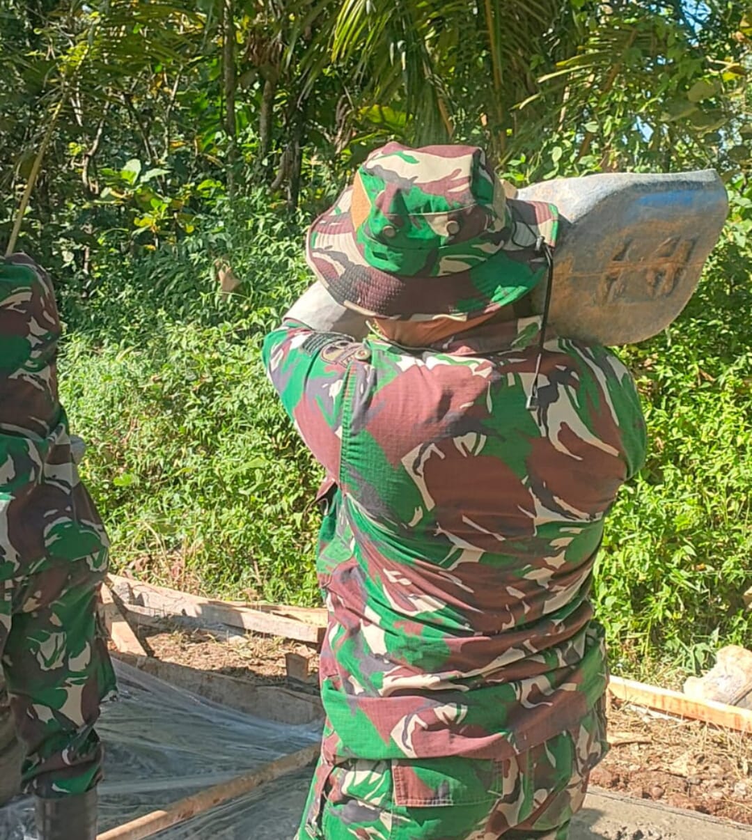 Babinsa Desa Sowan Lor Serka Prabowo Bersama Anggota Koramil 02/Kedung Laksanakan Bulan Bakti Gotong royong di Jepara