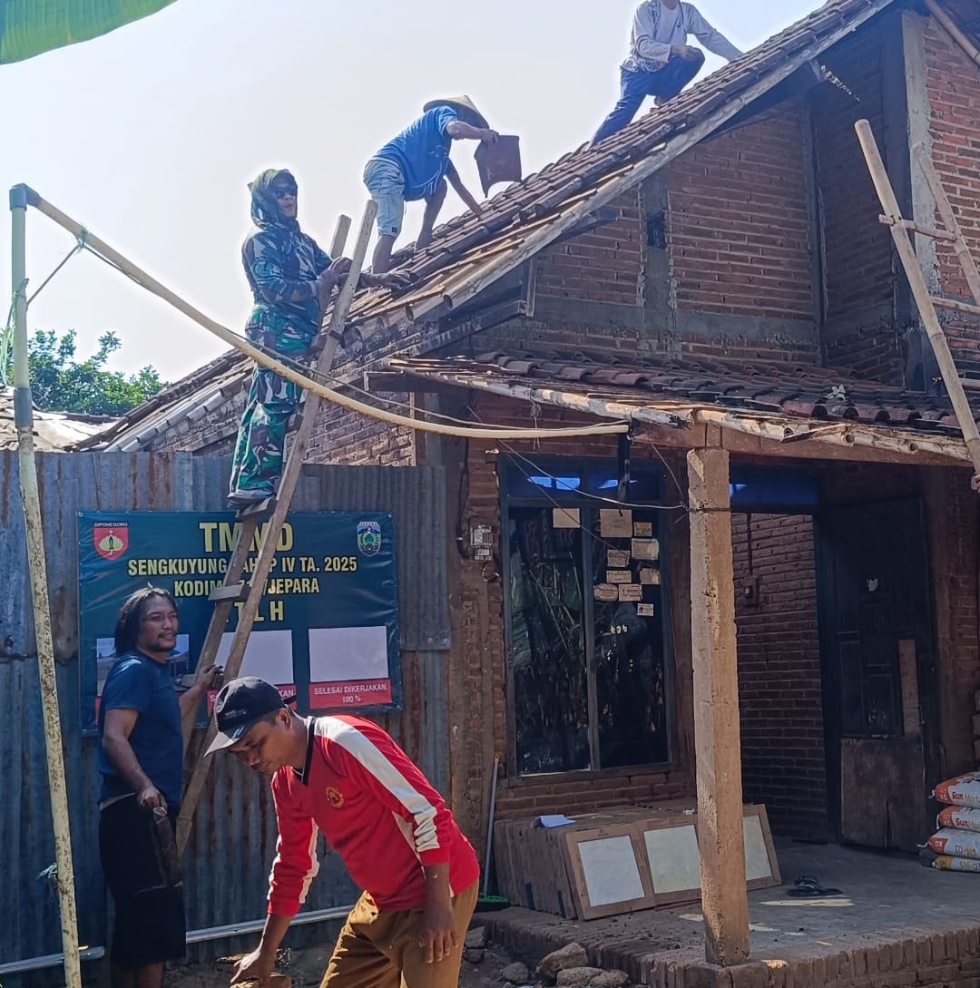 Hari Kedua TMMD Sengkuyung Tahap IV, Kodim 0719/Jepara Lanjutkan Pembangunan RTLH dengan Penurunan Atap