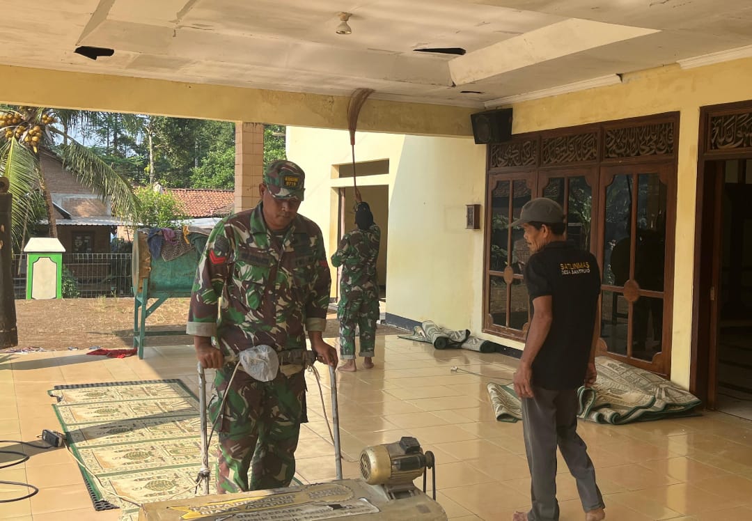 TNI Bersih-Bersih Rumah Ibadah: Danramil 03/Batealit Pimpin Resik-Resik Masjid ke-342 di Desa Bantrung