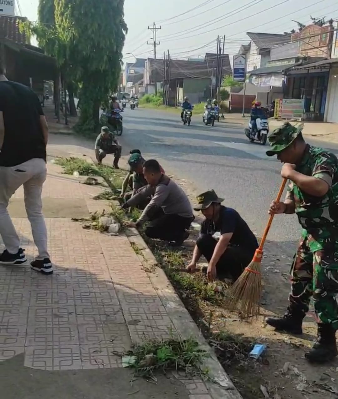 Sinergi TNI, Polri, dan Pemerintah Kecamatan: Koramil 05/Mayong Gelar Kerja Bhakti Bersihkan Taman Kecamatan
