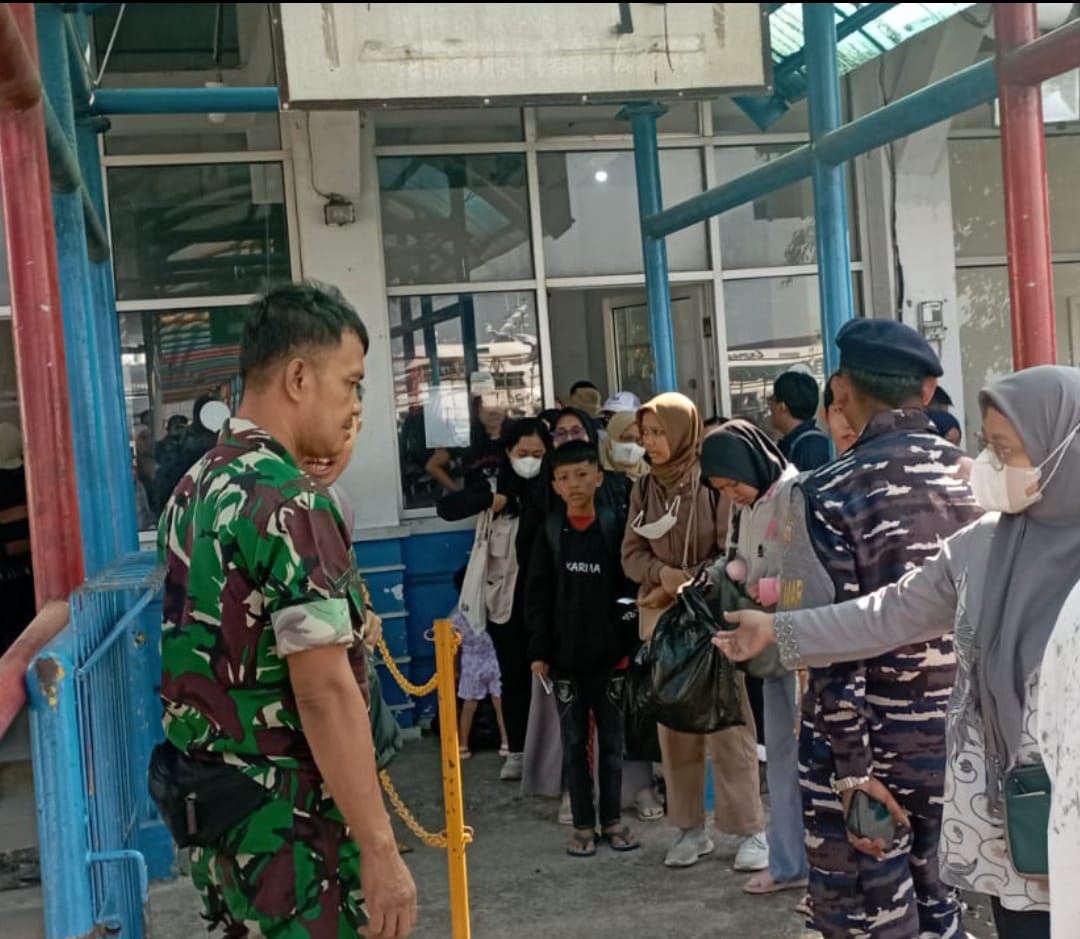 Tegak di Dermaga: Babinsa Koramil 01/Jepara Jaga Keberangkatan KMC Express Bahari