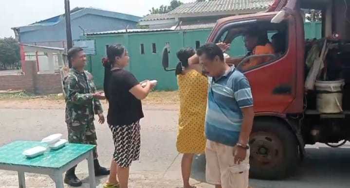 Bakti TNI Teritorial Prima: Babinsa Ujung Batu Bagikan Makanan dalam Kegiatan Jum’at Berkah