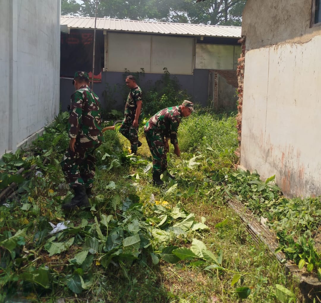 Anggota Koramil 07/Bangsri Gelar Aksi Bersih Lingkungan dalam Rangka Bakti Teritorial Prima