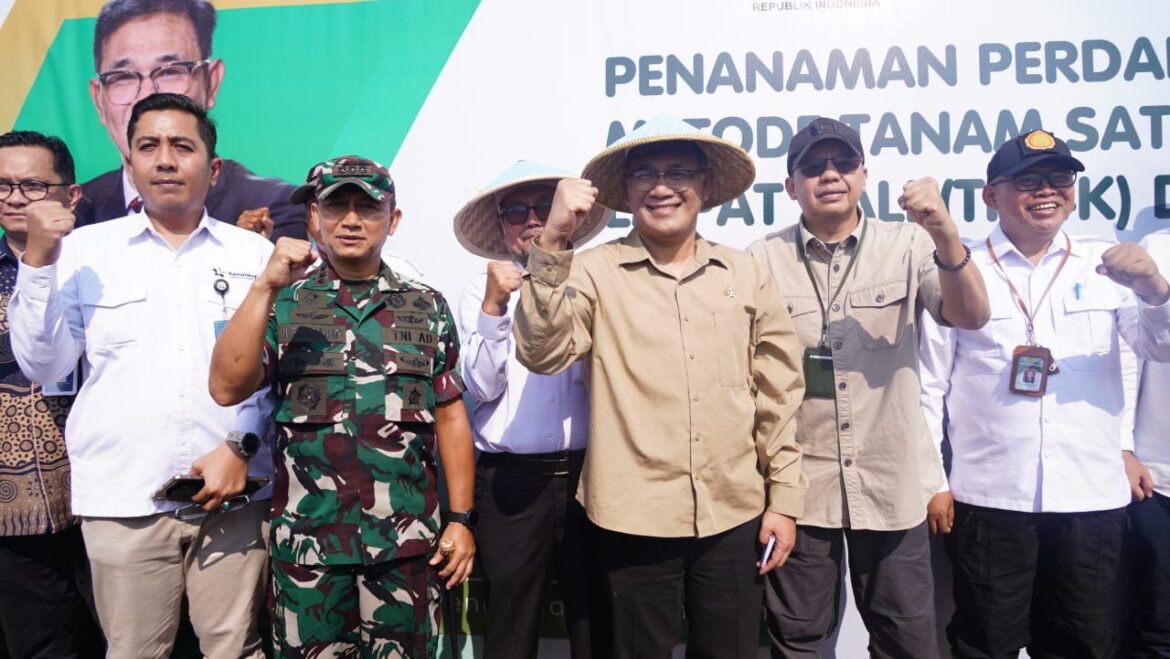 Danrem 063/SGJ Hadiri Penanaman Perdana Padi Metode T1P4K dan Pendirian Koperasi Multi Pihak TASKIN di Cirebon