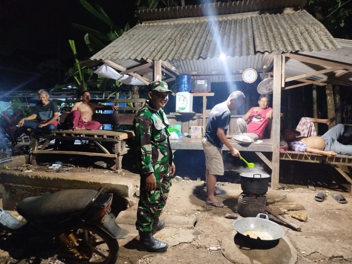 Kodim 0719/Jepara Laksanakan Monitoring Wilayah di Pos Kamling Desa Kancilan, Kembang