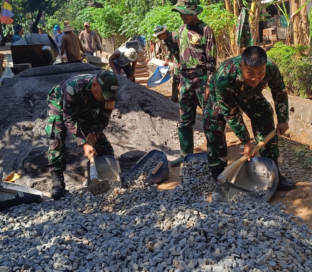 TMMD Sengkuyung Tahap IV 2025: Kekompakan TNI dan Warga Terlihat di Pengecoran Jalan Desa Lebuawu