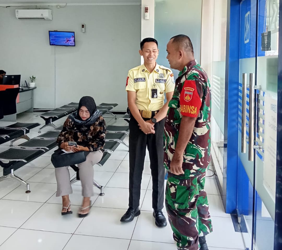 Kodim Jepara Kawal Keamanan di Bank BRI Mlonggo, Wujud Bakti Teritorial Prima