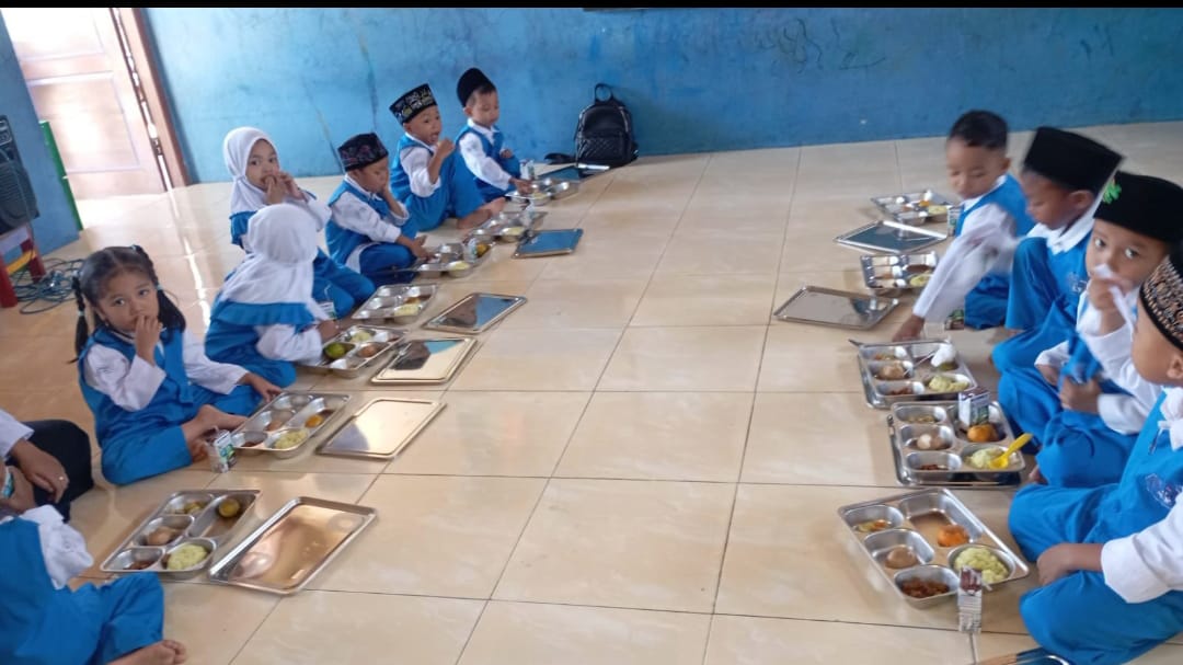 Babinsa Desa Jebol Dampingi Penyaluran Uji Coba Makan Bergizi Gratis kepada 3.085 Warga