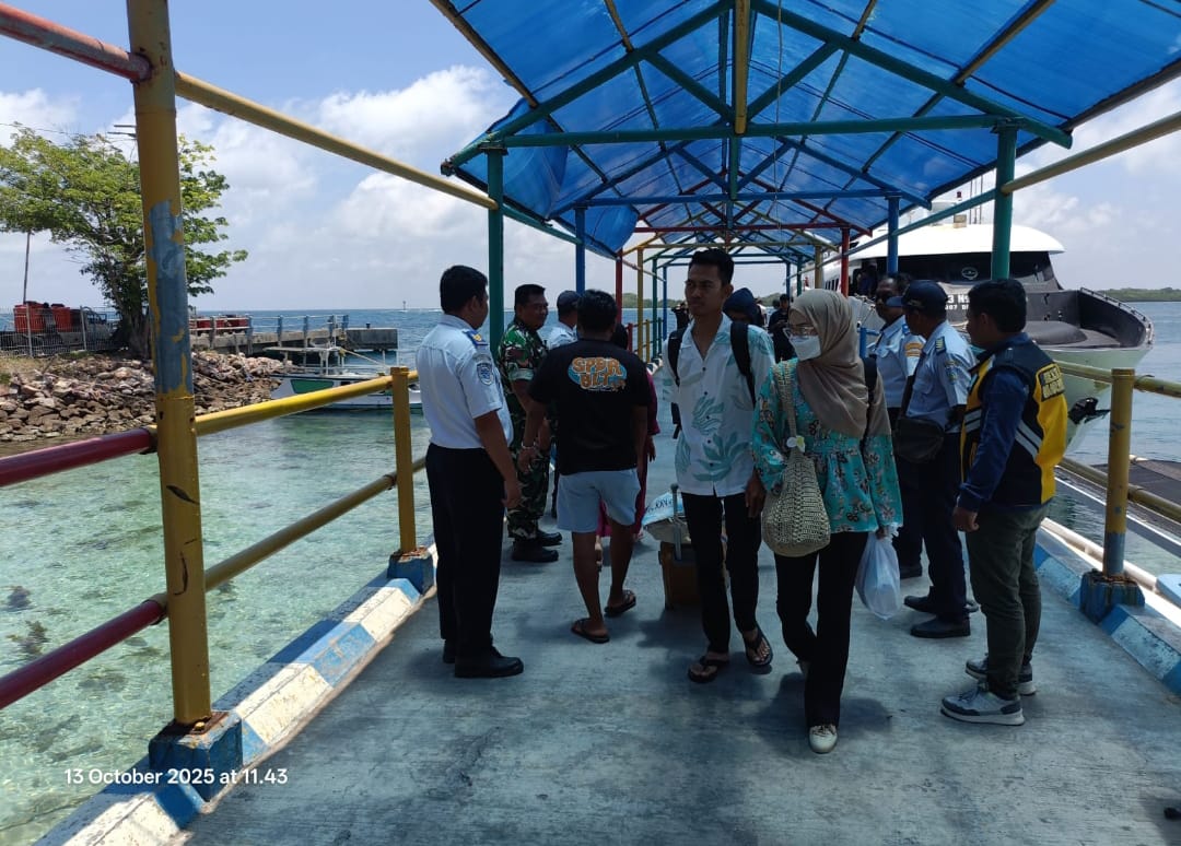 Patroli Tiga Pilar di Pelabuhan Karimunjawa, Amankan Kedatangan Kapal Penumpang
