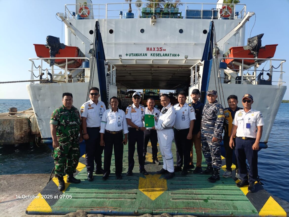 Patroli Gabungan di Pelabuhan ASDP Karimunjawa, Wujud Bakti Teritorial TNI Prima
