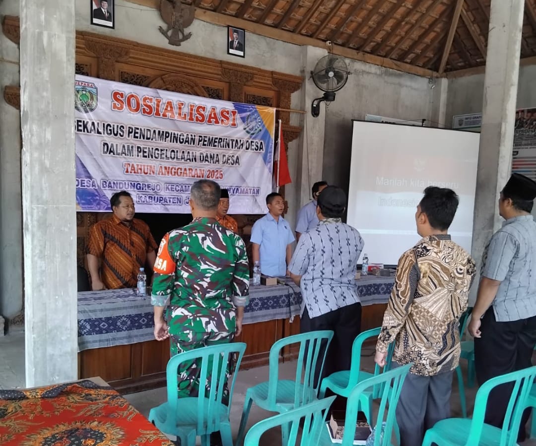 Babinsa Koramil 04/Pecangaan, Sertu Harmono, Dampingi Pemerintah Desa Bandungrejo dalam Sosialisasi Pengelolaan Dana Desa TA 2025