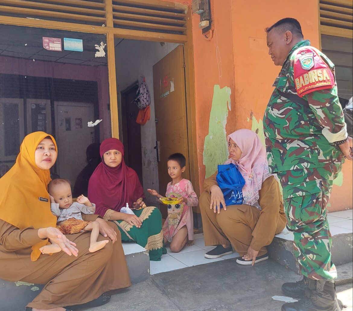 Babinsa Panjunan Dampingi Lurah dan Nakes Salurkan Bantuan untuk Balita Gizi Buruk