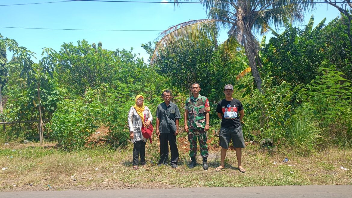 Babinsa Desa Tubanan dan Ketua Koperasi Desa Merah Putih Laksanakan Pengecekan Lahan Rencana Pembangunan Koperasi