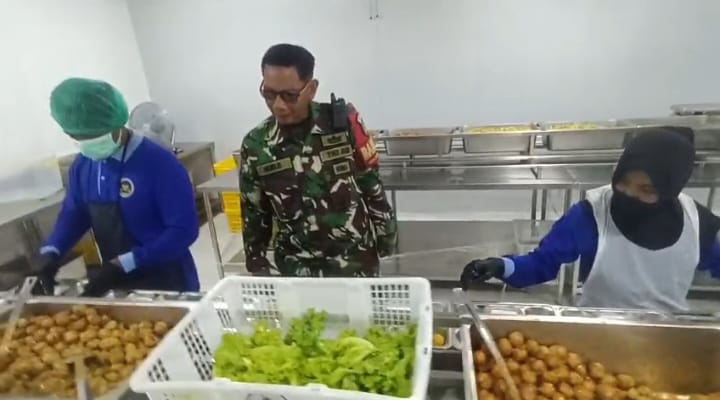 Babinsa Kalijaga Monitoring Kualitas Program Makan Bergizi Gratis