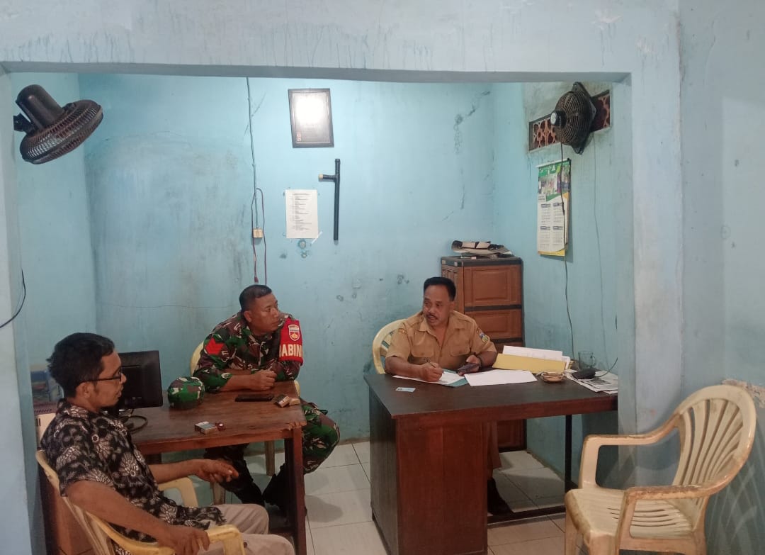 Babinsa Raguklampitan Laksanakan Komsos Bersama Perangkat Desa dalam Rangka Bhakti Teritorial TNI PRIMA
