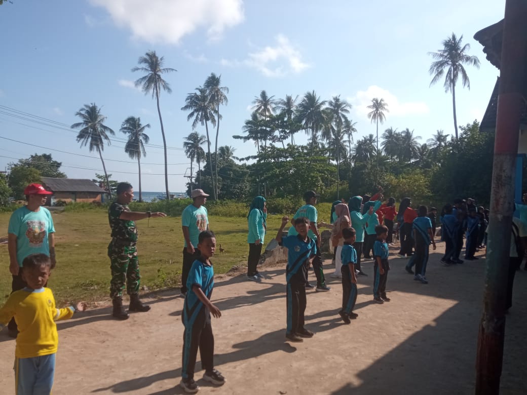 Babinsa 10/Karimunjawa Hadiri Peringatan Hari Cuci Tangan Pakai Sabun (HTbCH) Bersama Anak-Anak SDN 7 Karimunjawa