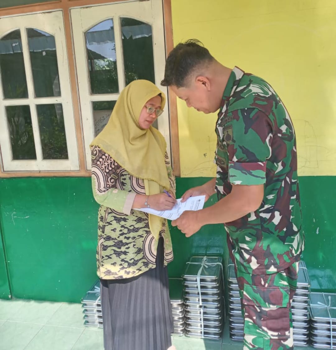 Babinsa Bandengan Dampingi Distribusi Makanan Bergizi Gratis untuk Ribuan Anak Sekolah di Wilayah Jepara