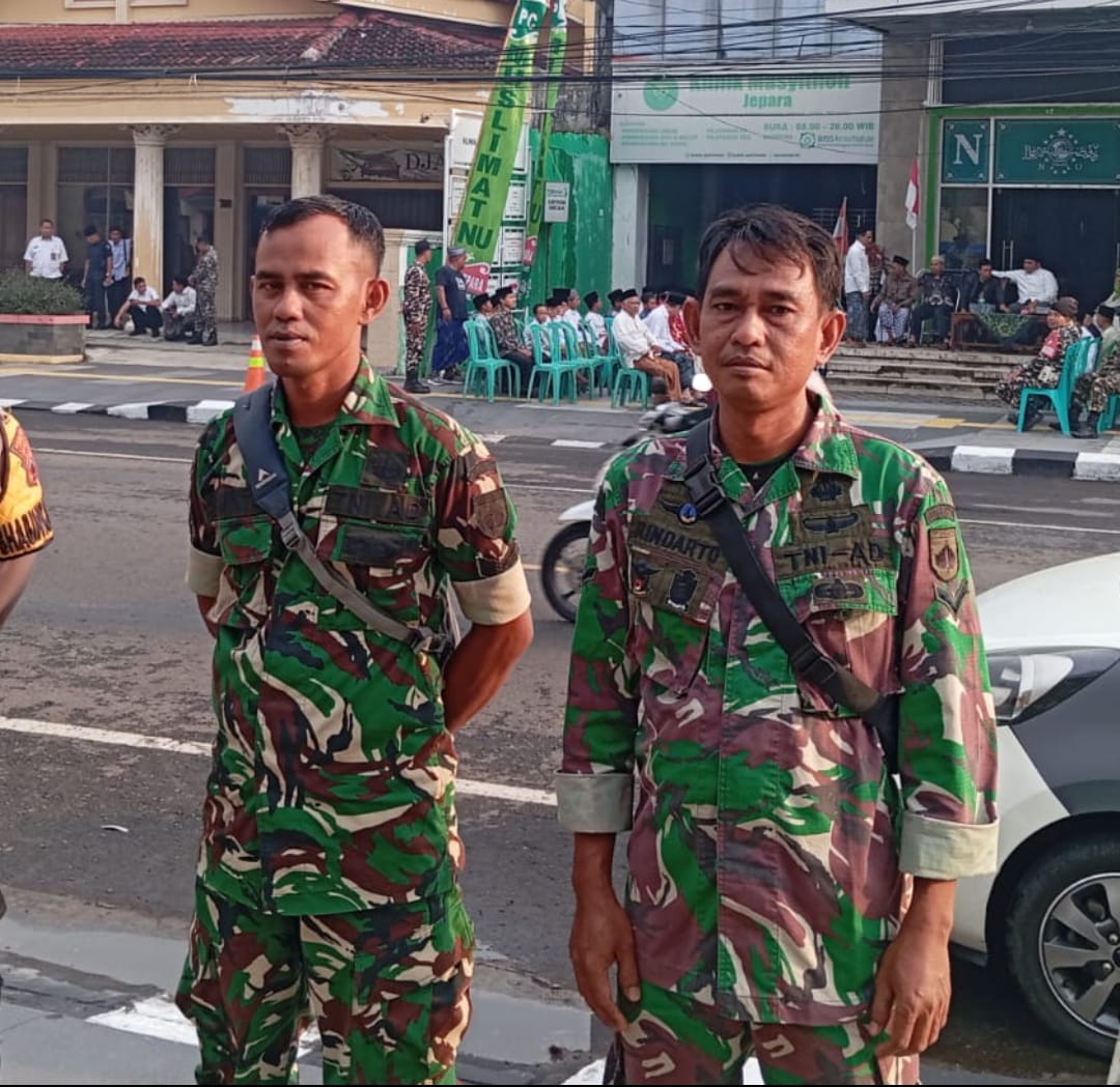 Anggota Koramil 01/Jepara Monitoring Aksi Damai Santri Jepara Boikot Trans7 di Depan Gedung PCNU Jepara