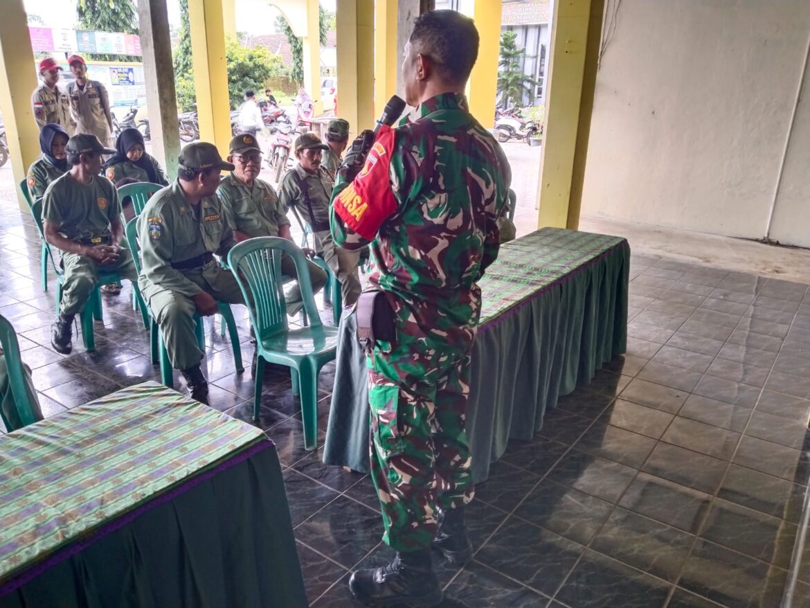 Babinsa Bandungharjo Laksanakan Penyegaran bagi 64 Anggota Linmas untuk Tingkatkan Semangat Pengamanan Lingkungan