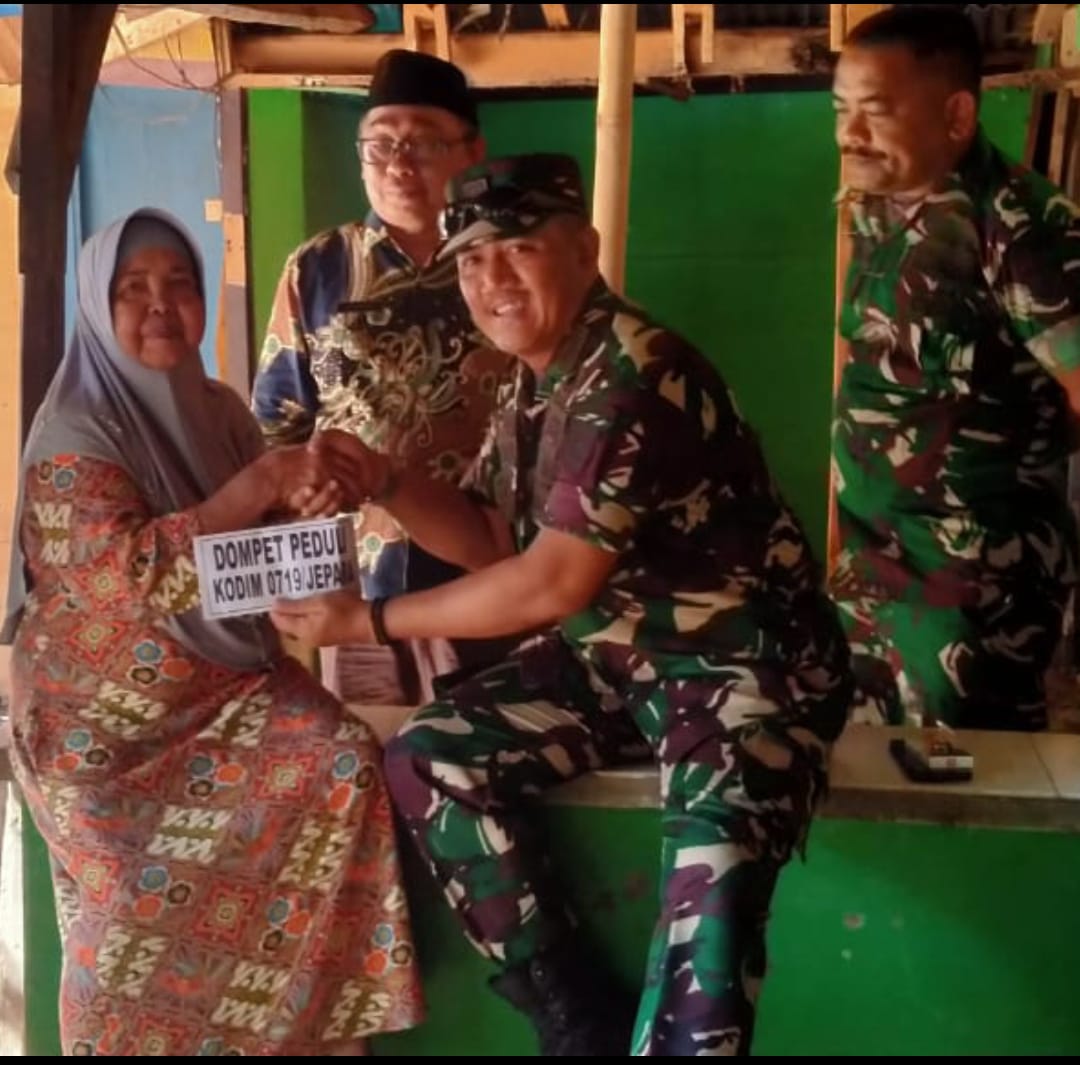 Di Tengah Sepi dan Lapar, Aksi Ke-82 Dompet Peduli Kodim 0719/Jepara Hadirkan Pelukan Kemanusiaan untuk Ibu Nanik