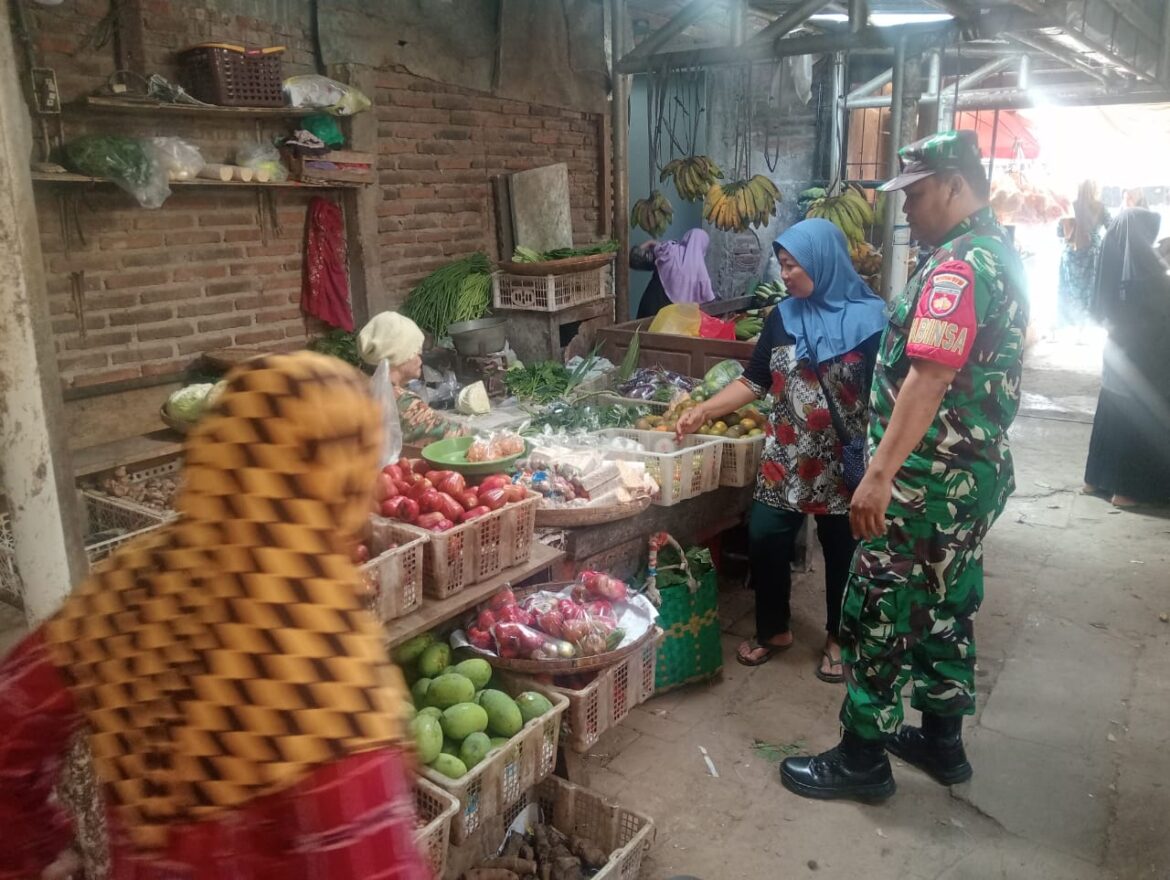 Anggota Koramil 07/Bangsri Laksanakan Pengecekan Harga Sembako di Pasar Bangsri