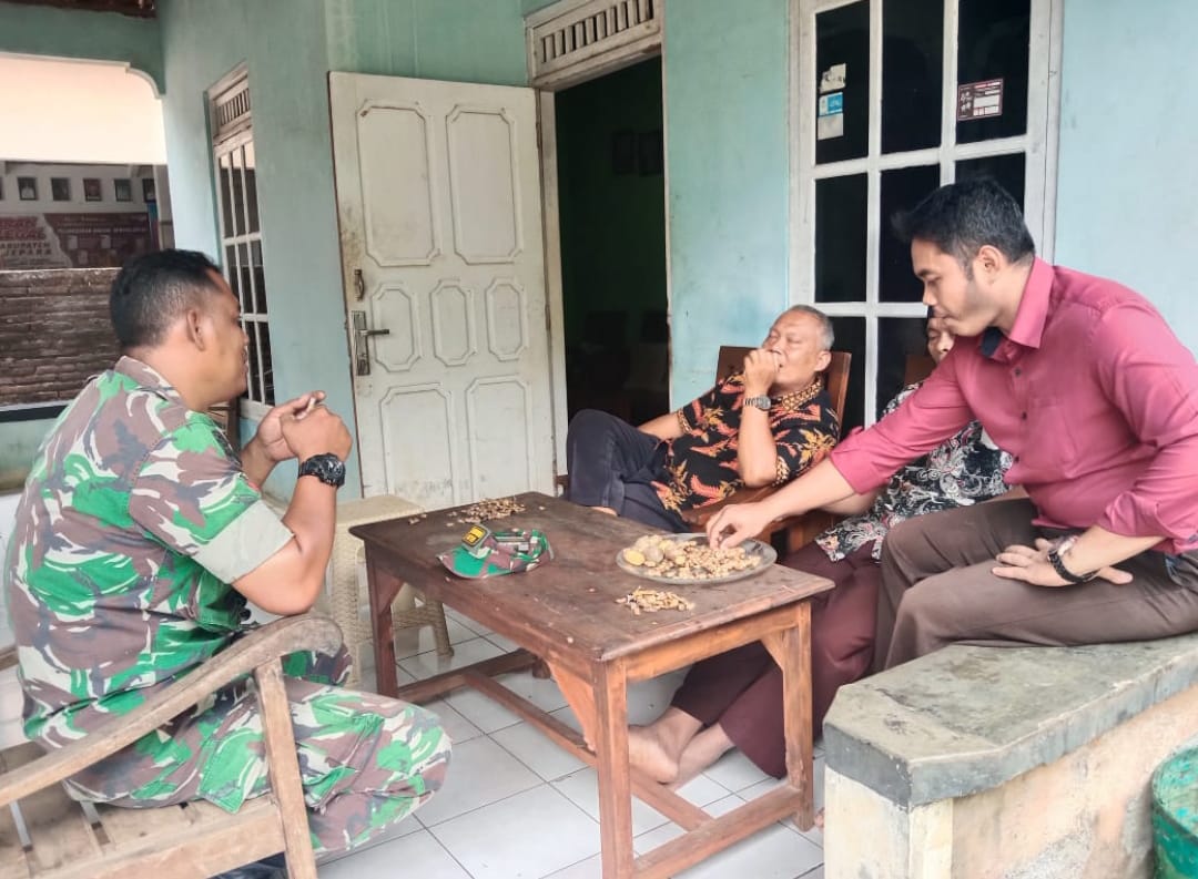 Babinsa Desa Pekalongan Koramil 03/Batealit Koptu Dwi Siswanto Laksanakan Komsos Bersama Perangkat Desa Dalam Rangka Bhakti Teritorial TNI PRIMA