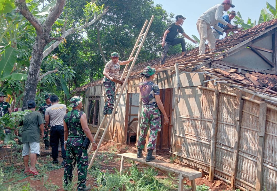 Koramil 04/Pecangaan Bersama Warga Gelar Karya Bakti Pembongkaran Rumah RTLH di Desa Ngeling