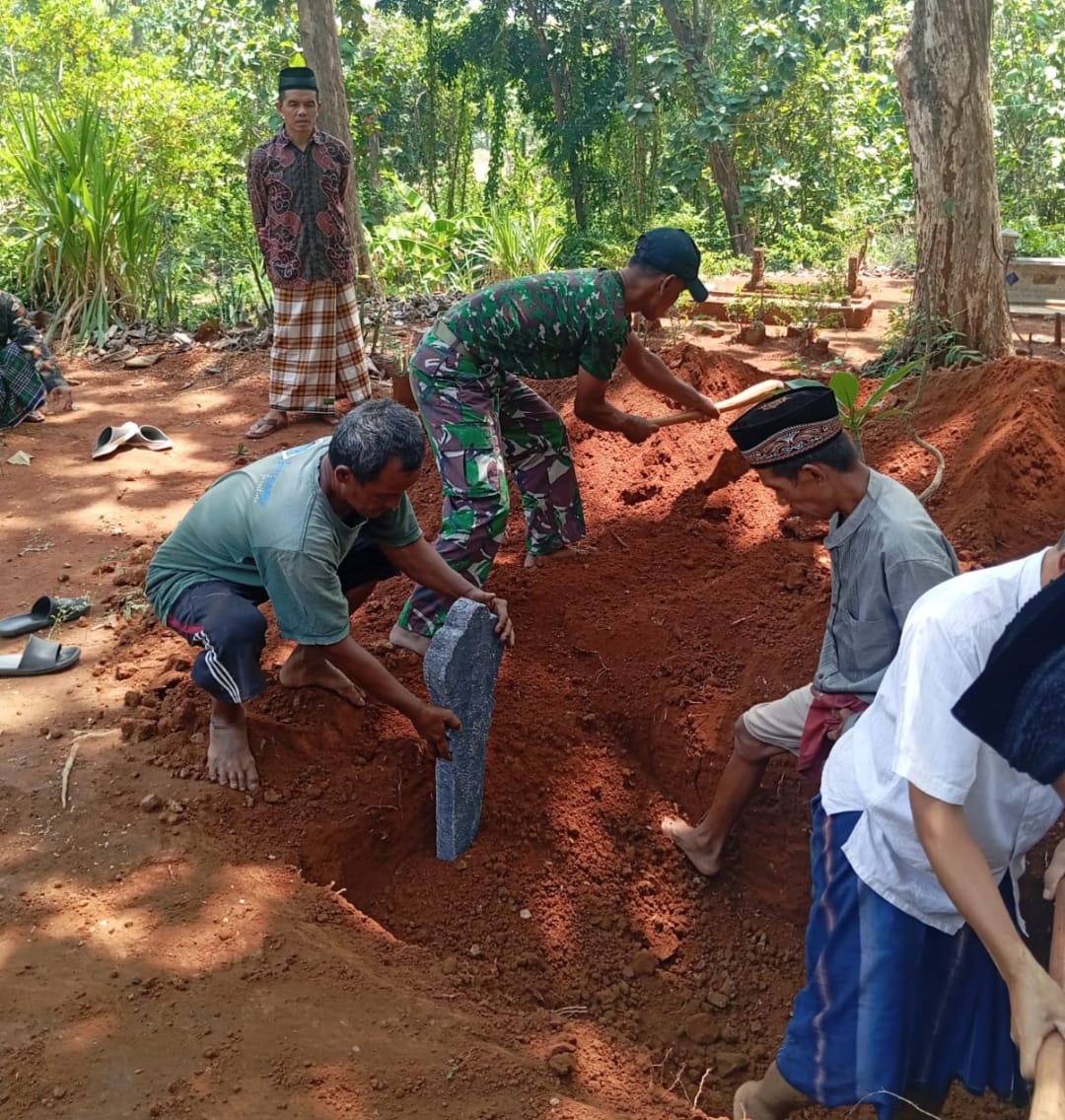 Babinsa Kedungcino Hadiri Takziah dan Pemakaman Warga Binaan sebagai Bentuk Kepedulian TNI