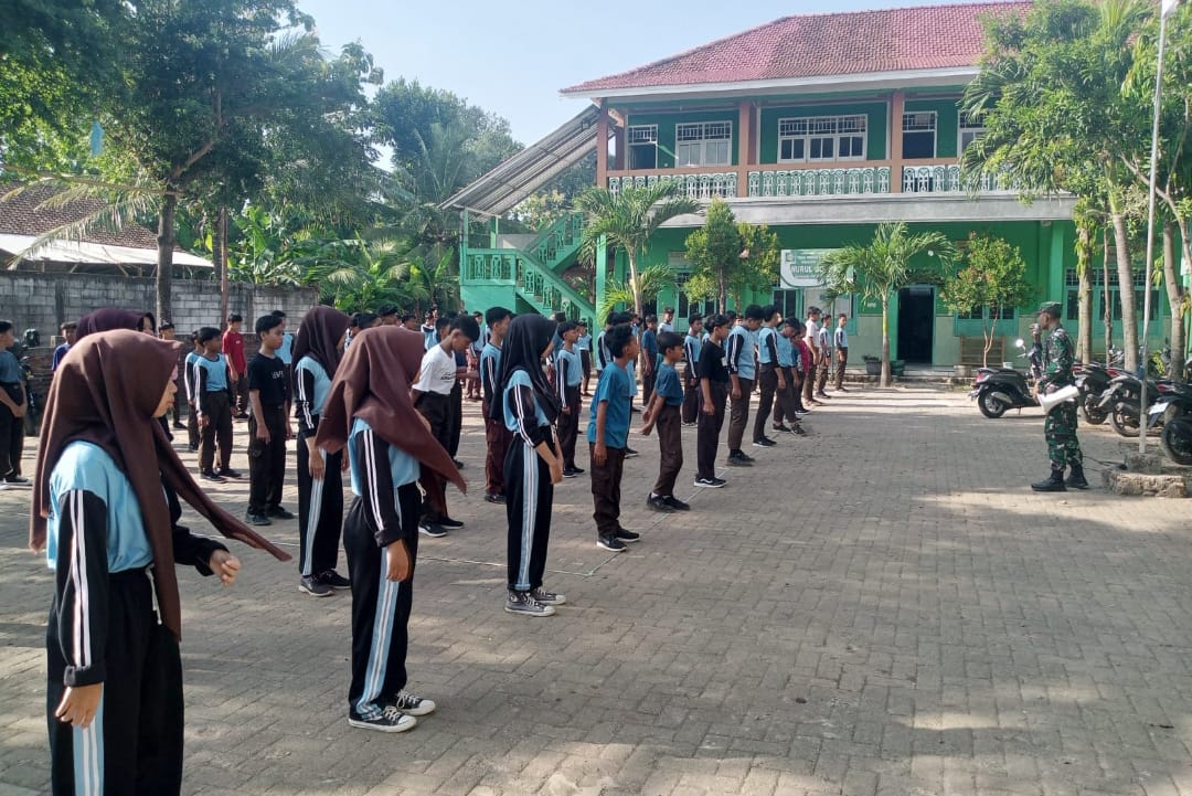 Pelda Setiyo & Serma Sugeng Bina Jiwa Patriot di MTs Nurul Burhan