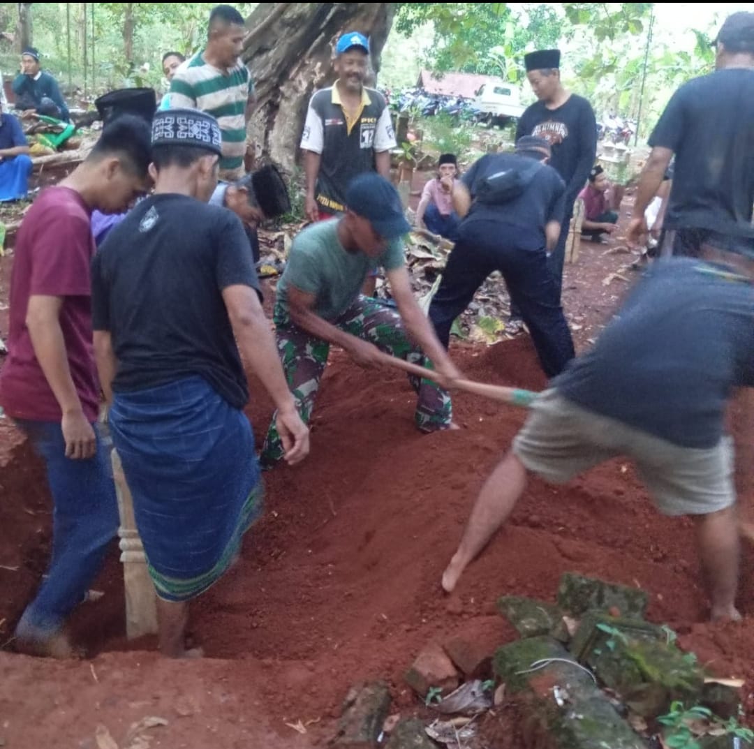 Babinsa Kedungcino Hadiri Takziah dan Pemakaman Warga Binaan
