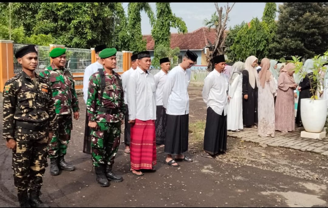 Anggota Koramil 05/Mayong Hadiri Upacara Hari Santri Nasional di Halaman Kecamatan Mayong
