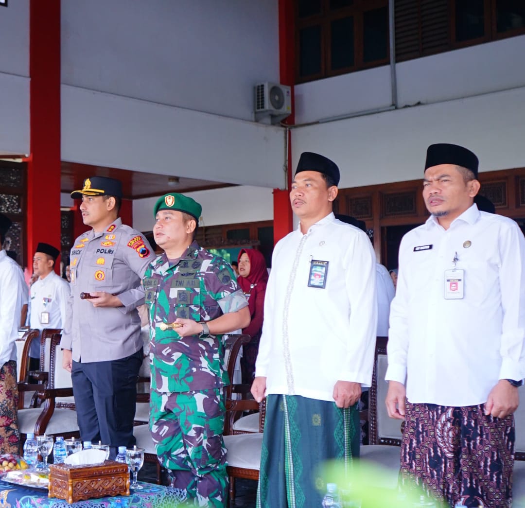 Langkah Tegap Dandim 0719/Jepara Warnai Upacara Hari Santri di Jantung Kota Jepara