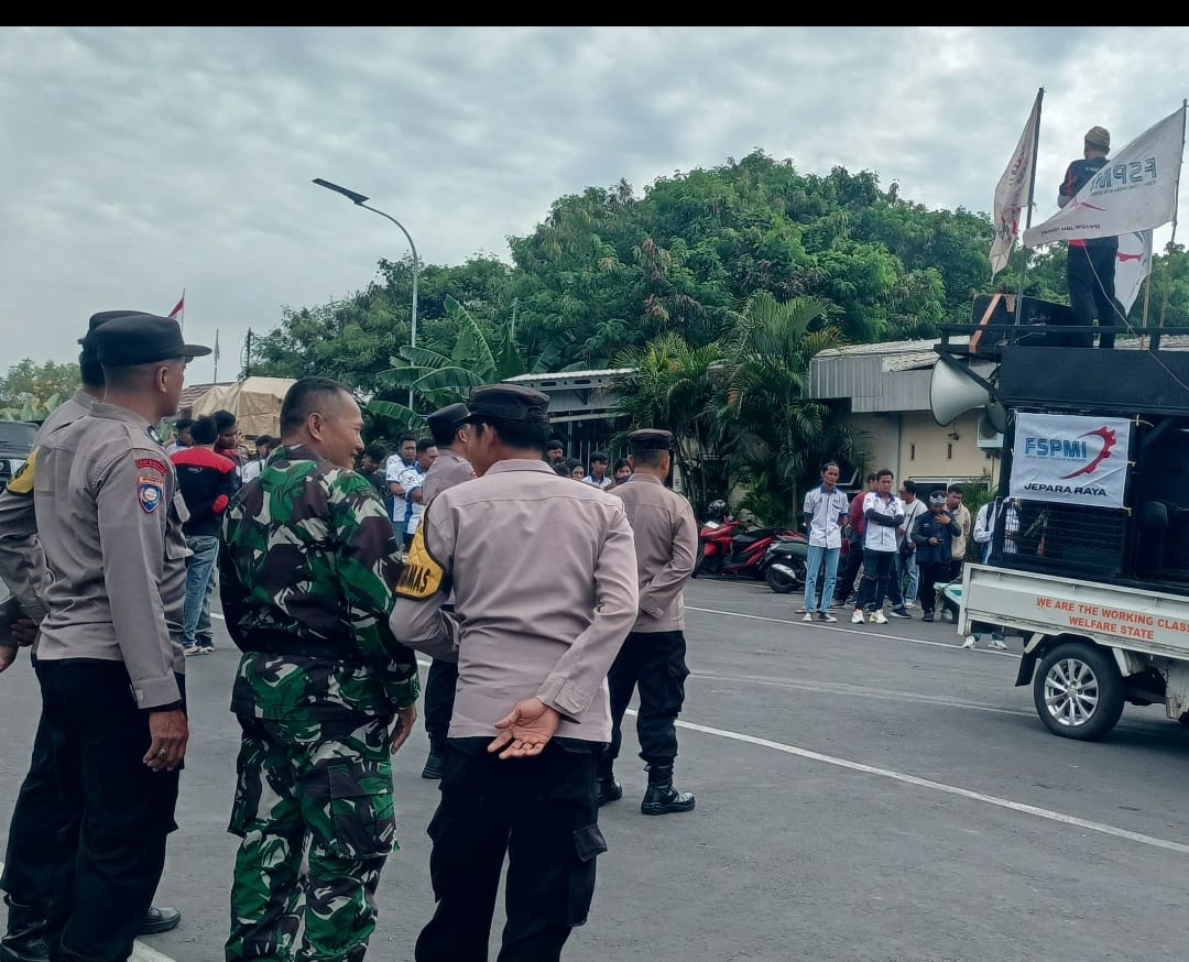 Koramil 05/Mayong Laksanakan Monitoring dan Pengamanan Keberangkatan Aksi Buruh ke Semarang