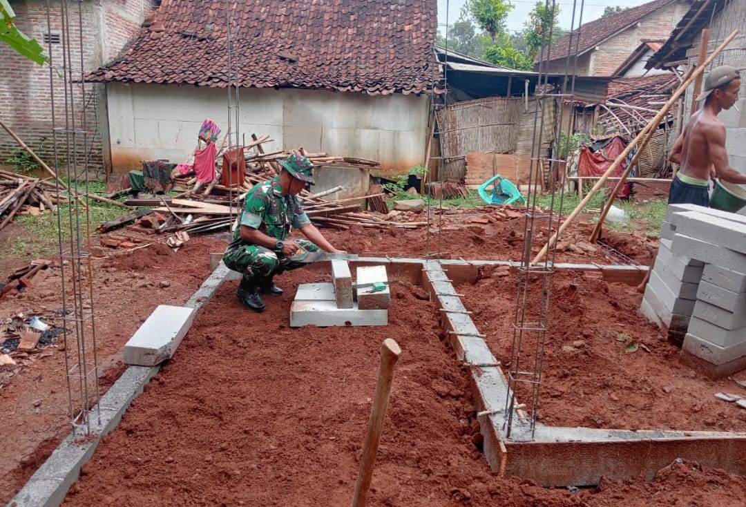 Anggota Koramil 04/Pecangaan Laksanakan Karya Bakti Rehab RTLH Milik Warga Desa Ngeling