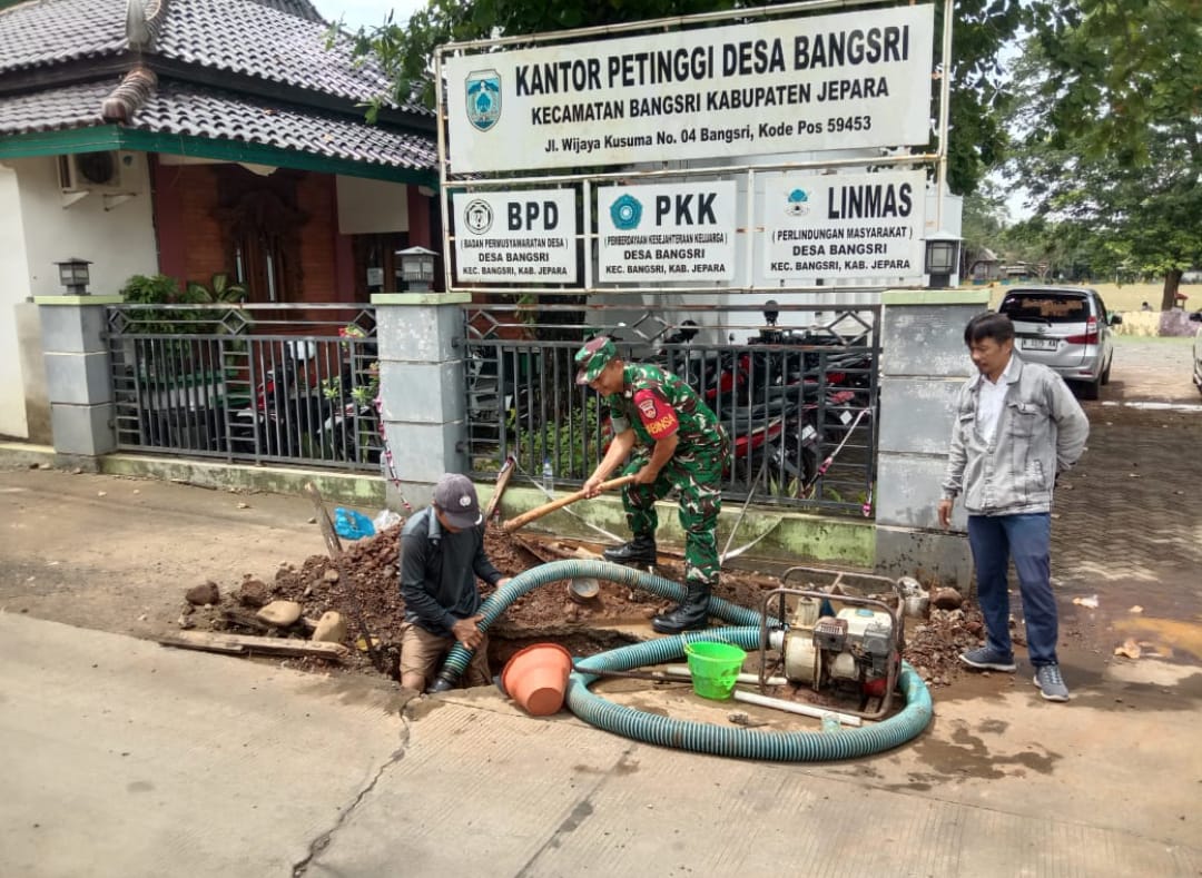 Babinsa Bangsri Laksanakan Karya Bakti Normalisasi Saluran Air di Desa Bangsri