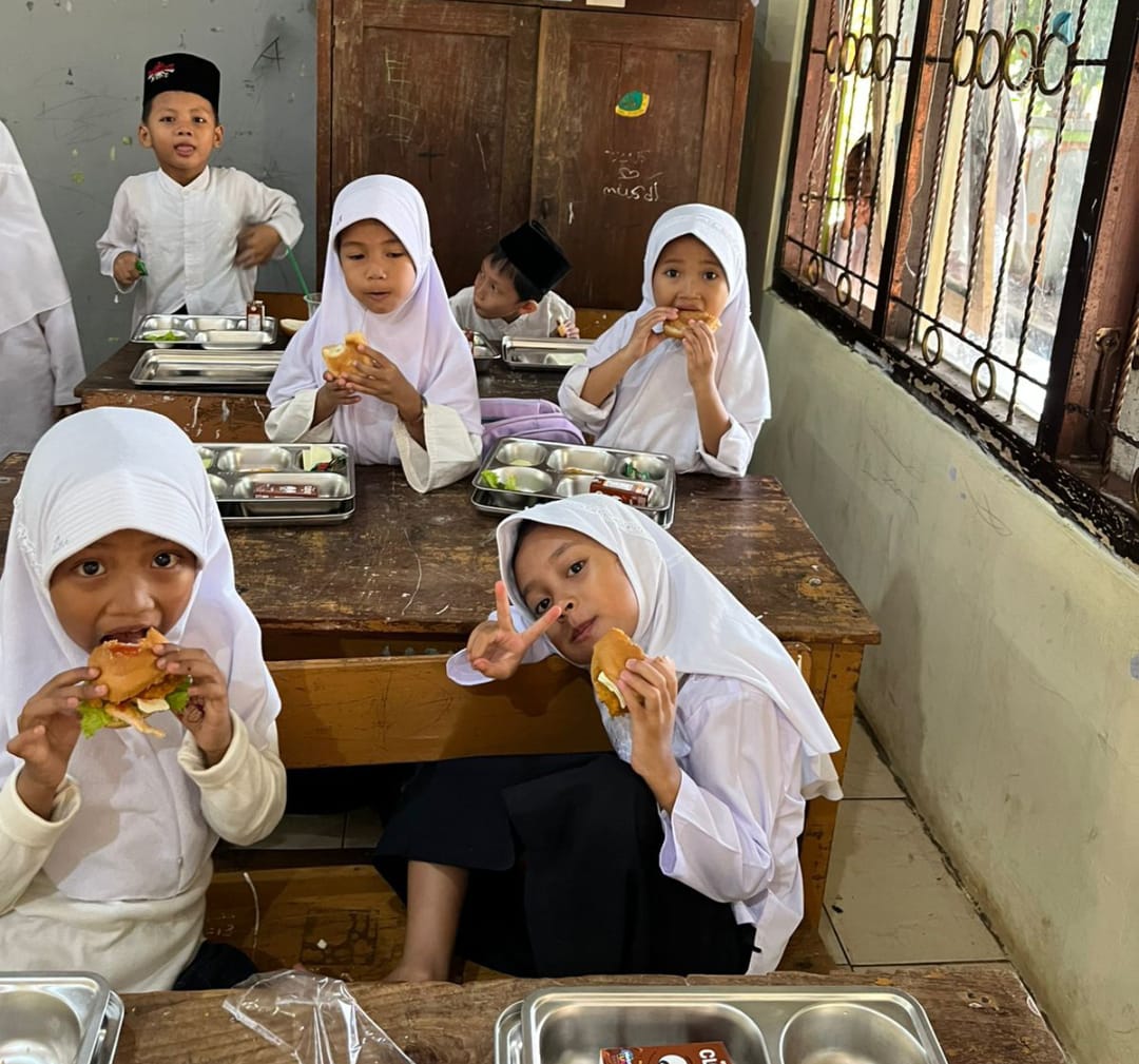 Babinsa Jondang Dampingi Penyaluran Makanan Bergizi Gratis Kepada 3.120 Penerima Manfaat