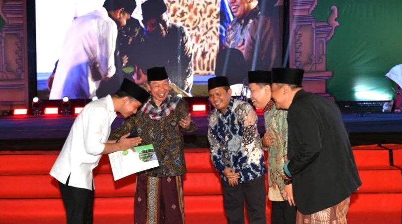 Hadiri Silaturahmi Alumni Buntet, Wapres Sampaikan Hadiah Presiden Untuk Para Santri