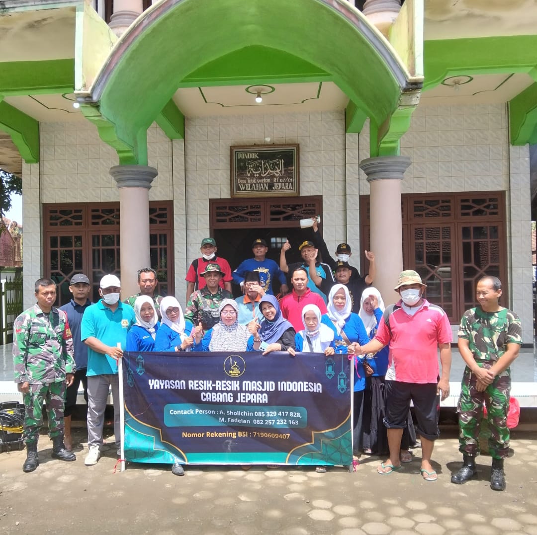 Danramil 06/Welahan Pimpin Kegiatan Resik-Resik Mushola Al Hidayah Desa Teluk Wetan