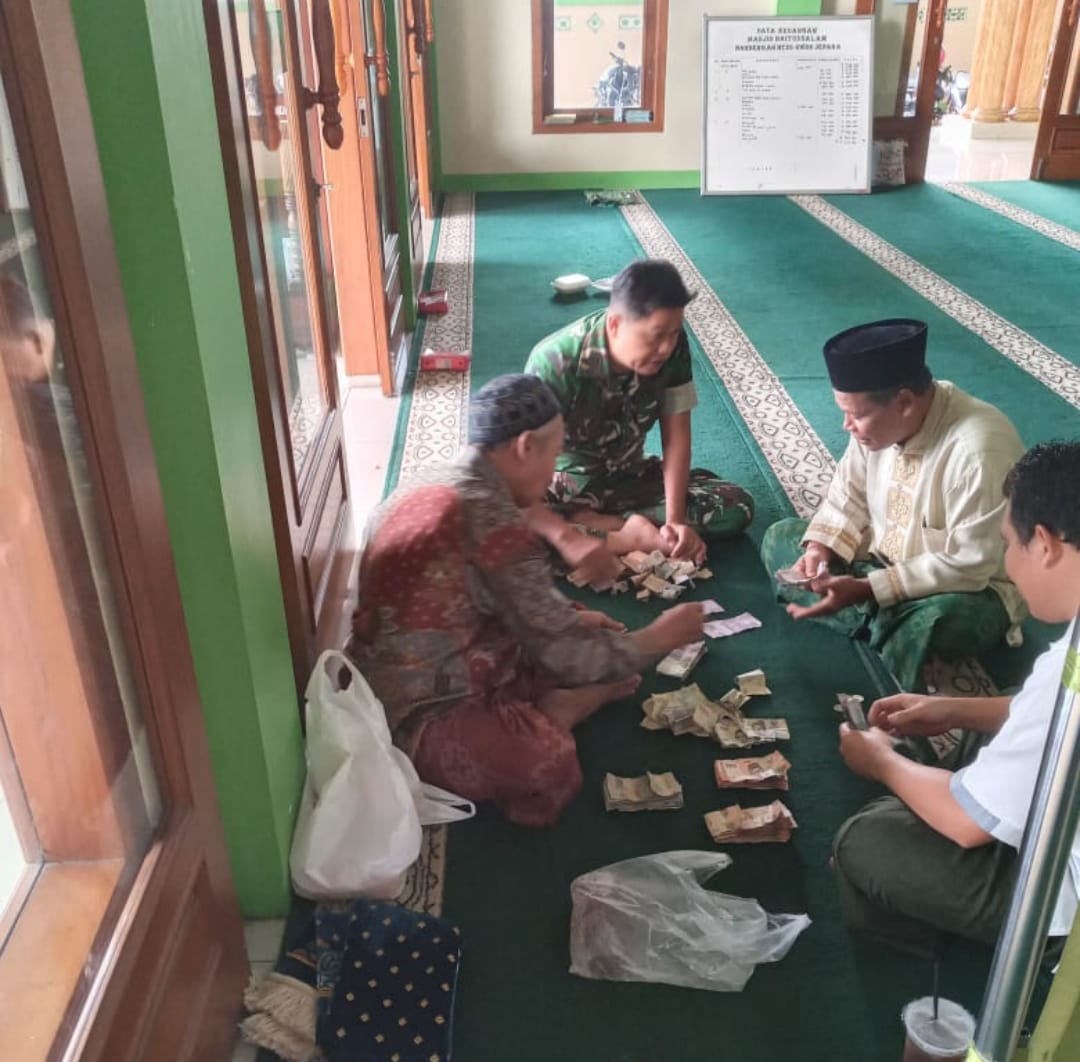 Babinsa Desa Bandengan Jalin Silaturahmi Lewat Komsos Bersama Tokoh Agama di Masjid Baitussalam