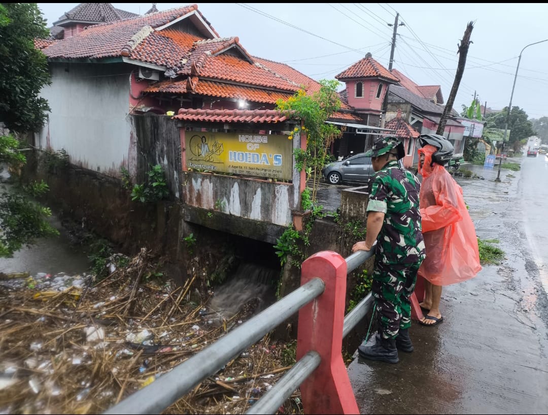 Danramil 04/Pecangaan Tinjau Lokasi Terkait Video Viral Banjir di Desa Troso, Diduga Video Editan