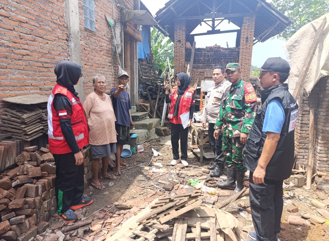 Babinsa Mayong Kidul Dampingi Penyerahan Bantuan dari PMI dan Dinsospermades Kepada Warga Terdampak