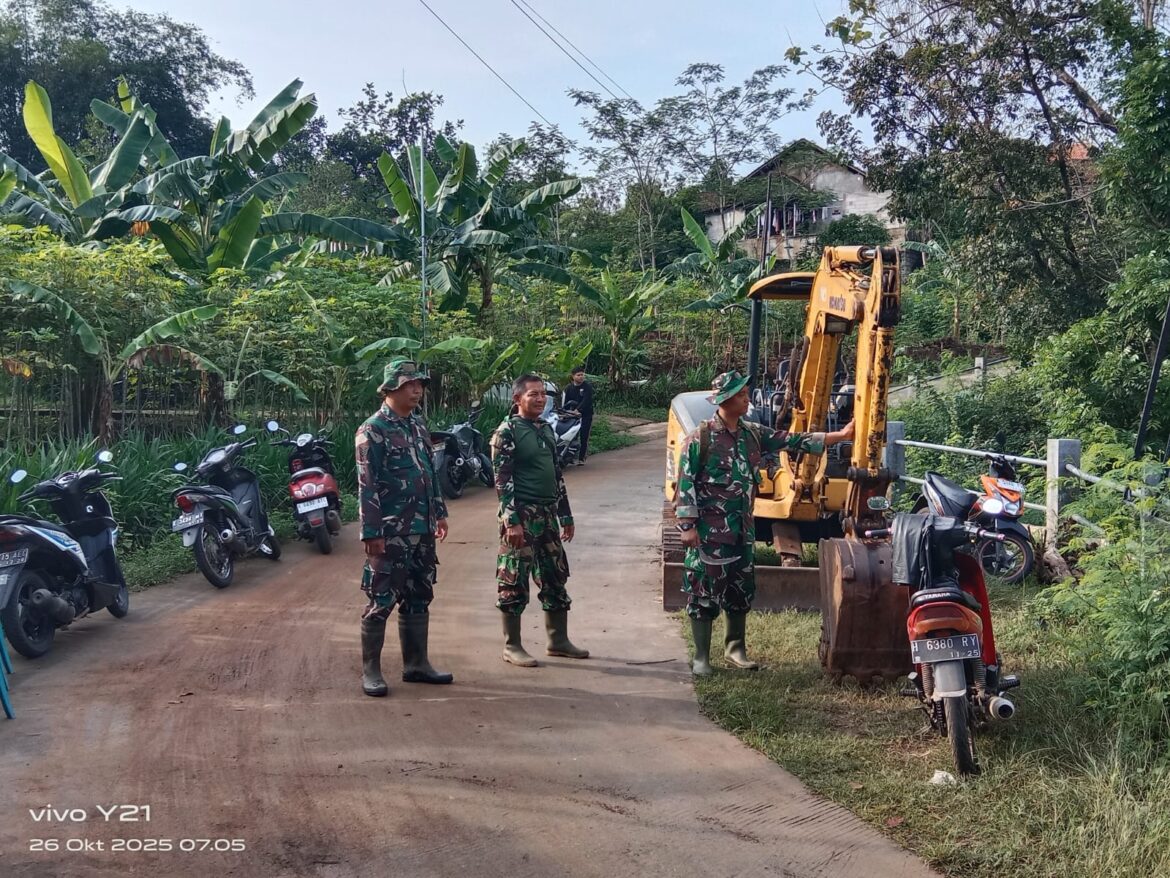 Anggota Koramil 05/Mayong Bersama Warga Gotong Royong Perbaiki Penyangga Jembatan Penghubung Dukuh Ledok – Desa Tritis Nalumsari