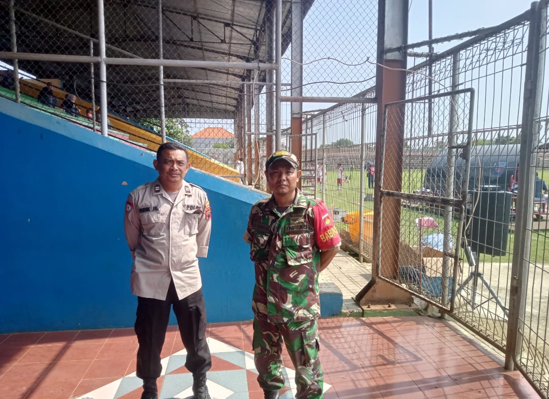 Babinsa Kelurahan Demaan Serma Rendra Amankan Kompetisi Sepak Bola Elit Pro Akademi (EPA) Persijap vs Persik Kediri di Stadion Kamal Junaidi Jepara