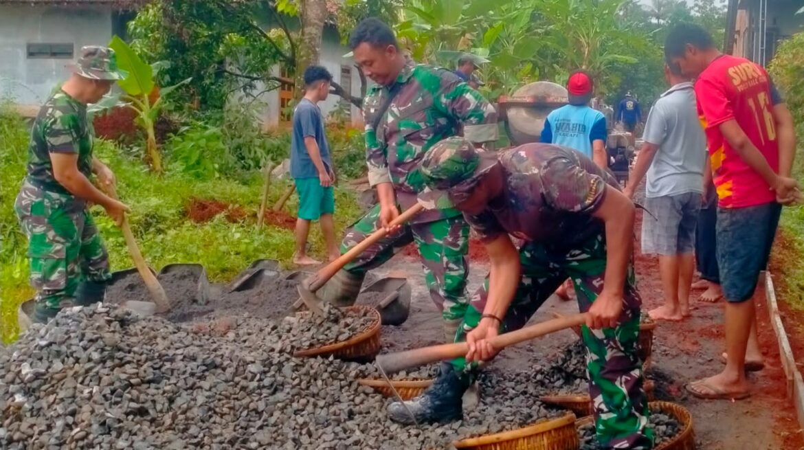 Koramil 08/Keling Bersama Pemdes dan Warga Laksanakan Kerja Bakti Pembuatan Jalan Usaha Tani di Desa Damarwulan