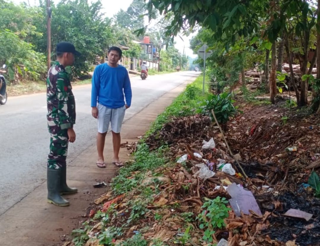 Babinsa Ngasem Turun Tangan, Saluran Air Bebas Sampah Usai Hujan Deras