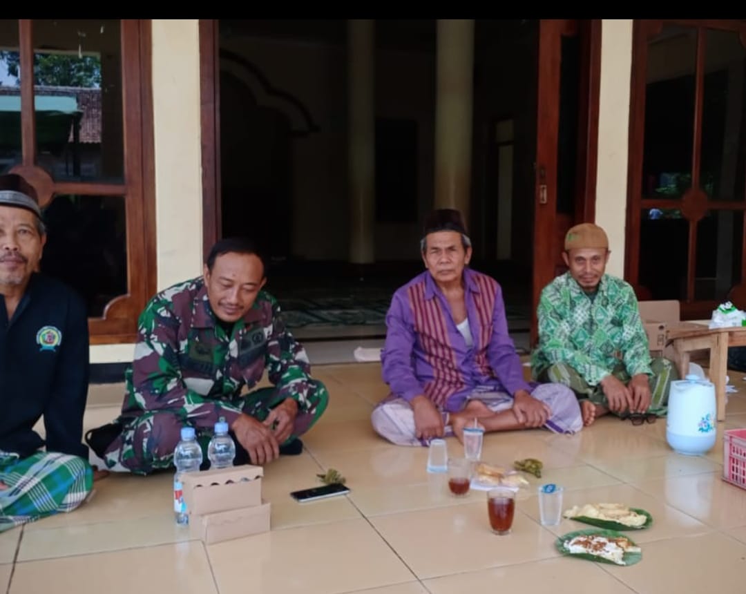 Anggota Koramil Batealit Gelar Komsos dengan Warga Bantrung Sambut Lomba Santri