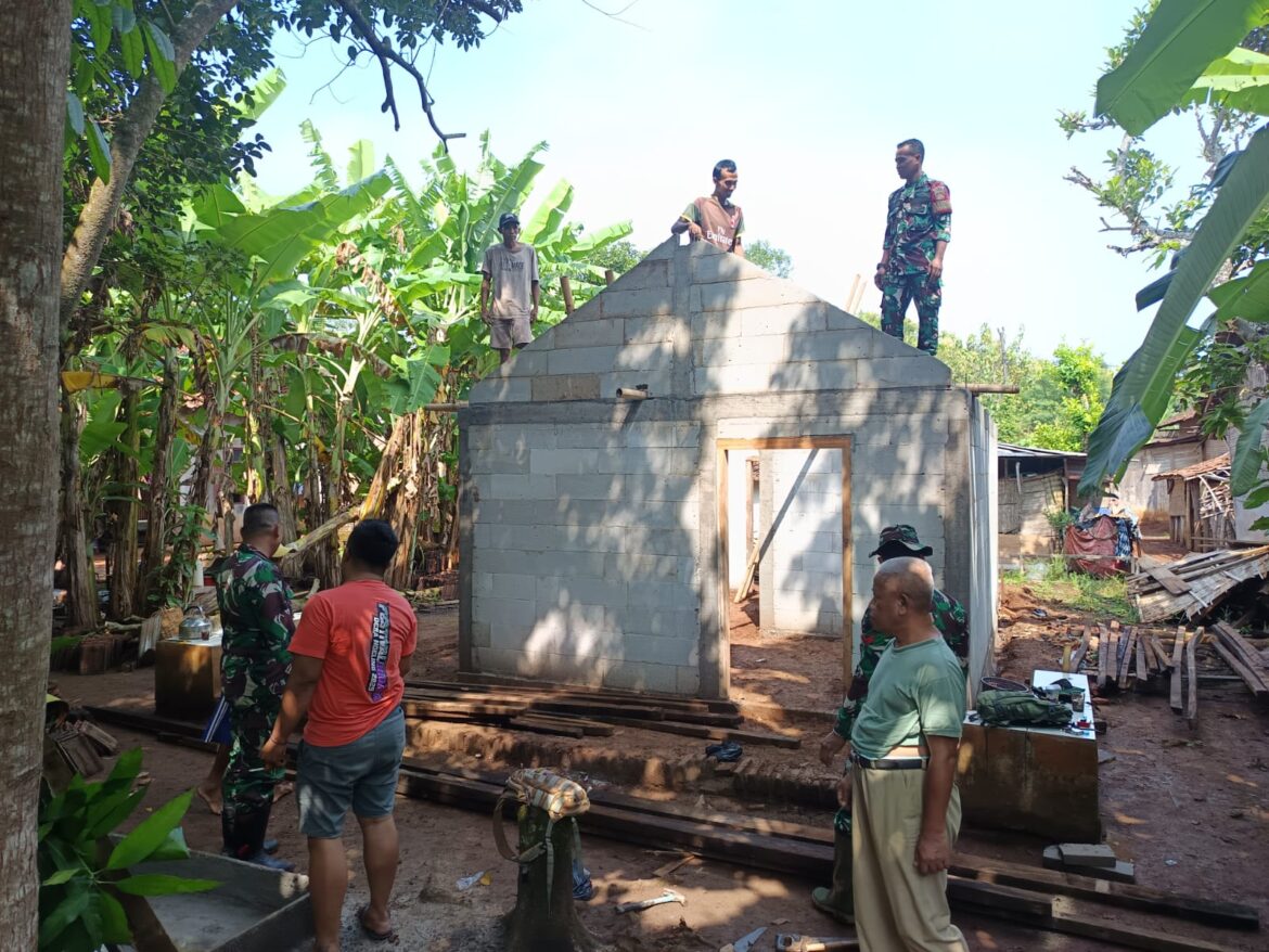 Atap Baru, Semangat Baru — Babinsa Ngeling Bersama Warga Wujudkan Rumah Layak Huni