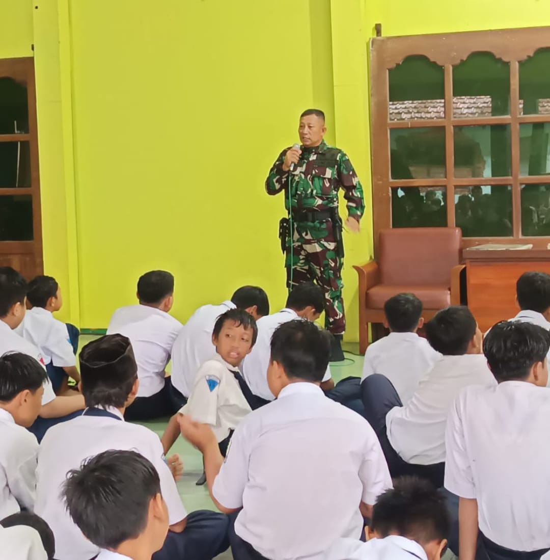 Danramil 04/Pecangaan Jadi Pembina Upacara Hari Sumpah Pemuda ke-97 di SMP Islam Pecangaan Wetan