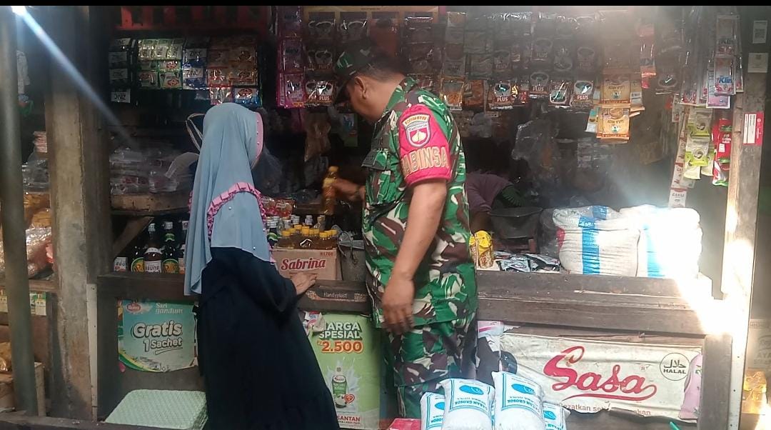 Anggota Koramil 07/Bangsri Laksanakan Pengecekan Harga Sembako di Pasar Bangsri